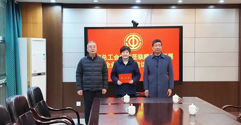 兩名女工患病，省上縣里都來(lái)慰問(wèn)一一虹潤(rùn)三重保障體系筑就員工幸福家